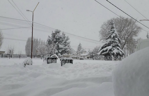 Precipitaron más de 50 centímetros de nieve en Esquel (Foto: Luis Toso)