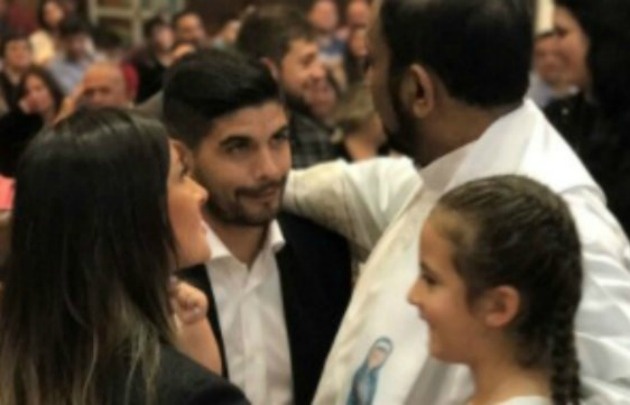 Banega, junto a sus hijas, mujer y el padre Ignacio.