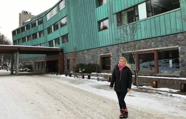 Celeste Benecchi recorre los paisajes de Ushuaia.