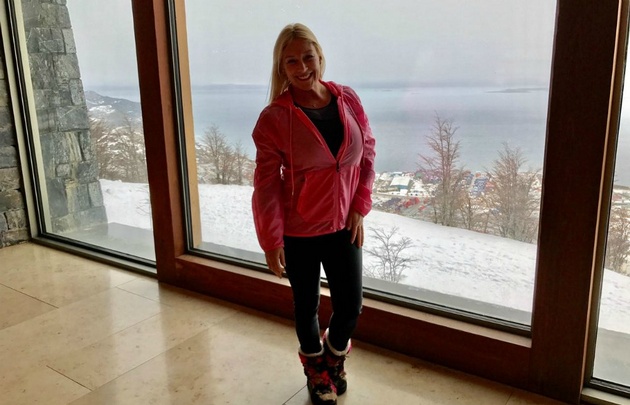 Celeste Benecchi recorre los paisajes de Ushuaia.