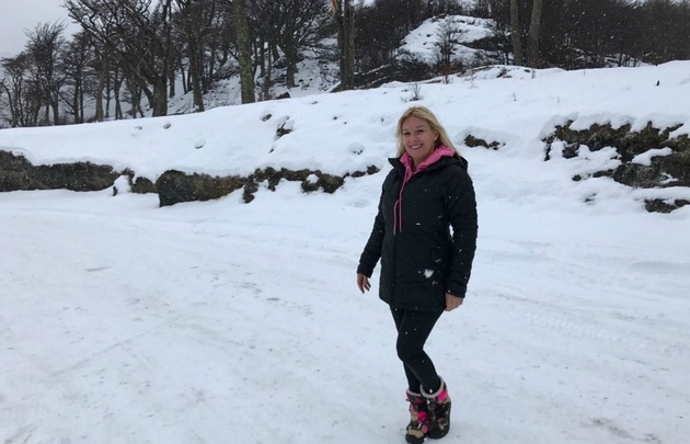 Celeste Benecchi recorre los paisajes de Ushuaia.