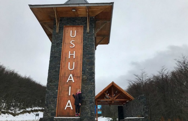 Celeste Benecchi recorre los paisajes de Ushuaia.