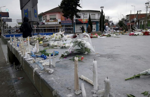 Los familiares y allegados recordaron a los niños con una marcha de antorchas anoche.