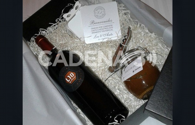 El souvenir contiene el vino de Messi, un dulce de leche y un fino sacacorchos.