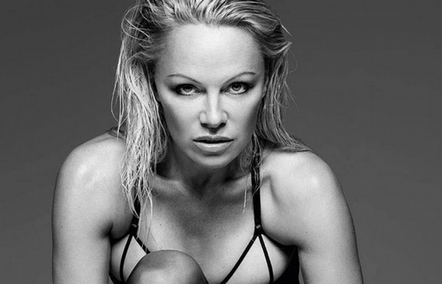 Pamela Anderson, llega a sus 50 años, sensual como siempre.