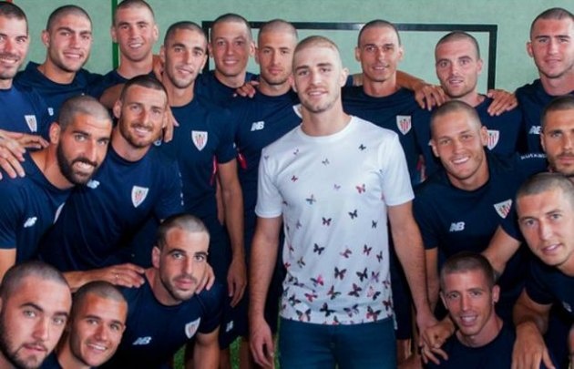 Los jugadores emocionaron al joven que se encuentra afectado por la enfermedad.