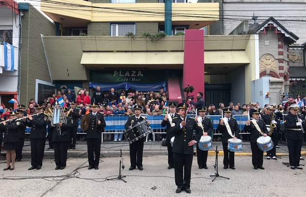 Una multitud participó del desfile por el 9 de julio en Bell Ville.