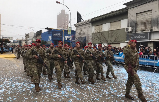 Una multitud participó del desfile por el 9 de julio en Bell Ville.