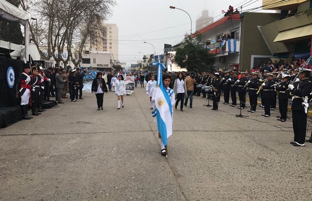 Una multitud participó del desfile por el 9 de julio en Bell Ville.