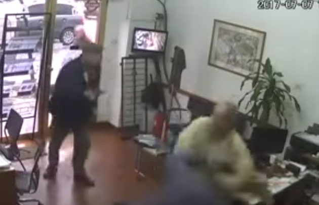 Un abuelo de unos 70 años perpetró un asalto en San Cristóbal.