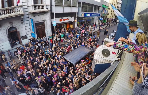 Abel Pintos saludó a sus fans desde el balcón de Cadena 3 (Foto: Vito Callejón)