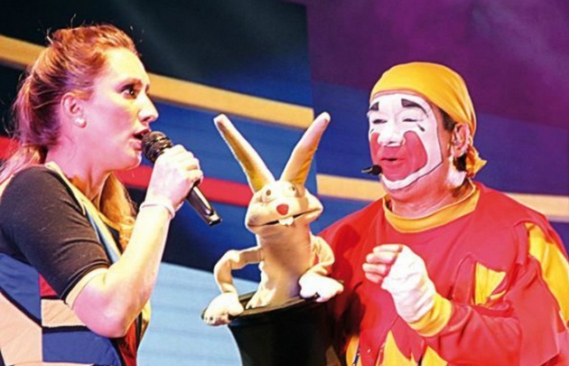 Piñón hizo debutar a su nieta en los escenarios. (Foto: Diario de Cuyo)