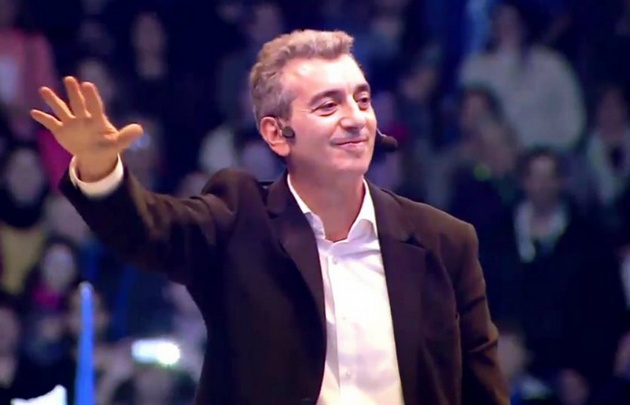 El candidato hace campaña en dos lugares al mismo tiempo con un holograma.