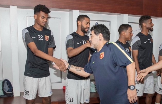 Maradona, con sus dirigidos en Al Fujairah.