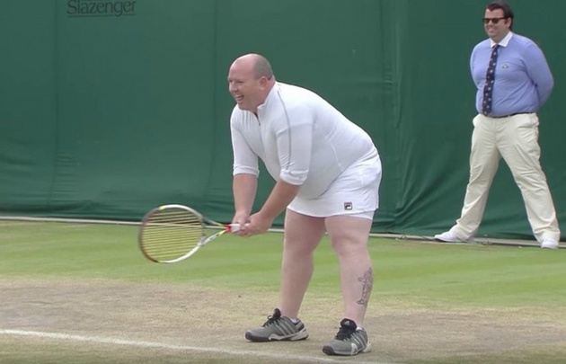 Un aficionado fue invitado a la cancha, pero hizo un papelón.