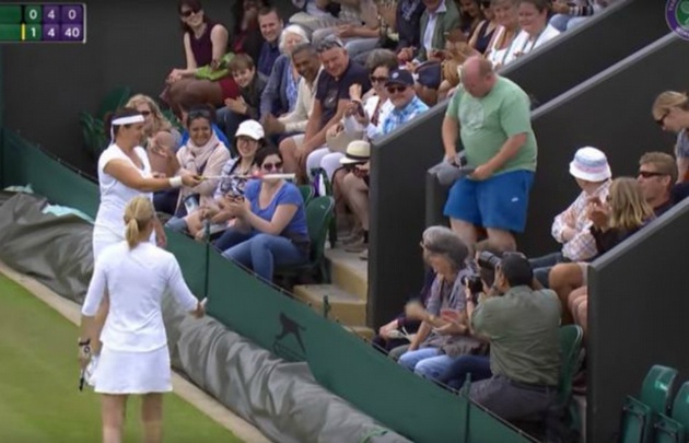 Un aficionado fue invitado a la cancha, pero hizo un papelón.