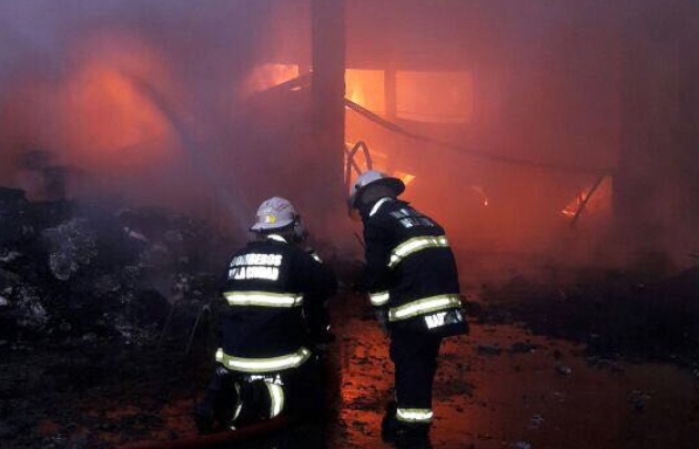 Un importante incendio consume una planta recicladora en Villa Soldati.