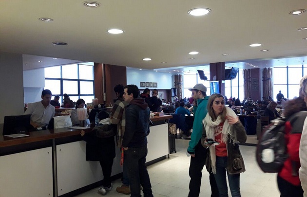 Los precios se pueden encontrar en el bar central del aeropuerto de Bariloche.