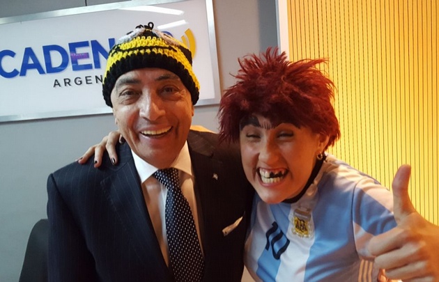 La Bicho le regaló a Mario un particular gorro de lana.