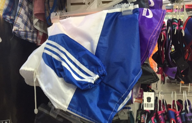 Ofrecen todo tipo de vestimentas para mascotas en Nueva Córdoba.