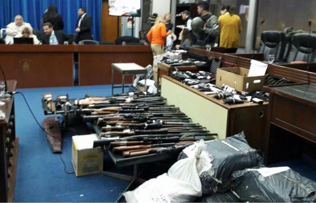 Las 72 armas de fuego fueron exhibidas durante la audiencia.