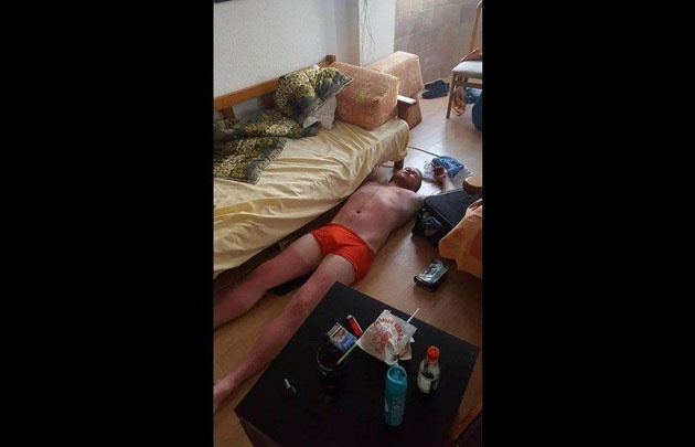 Así terminan los jovenes en Magaluf tras una noche de excesos.