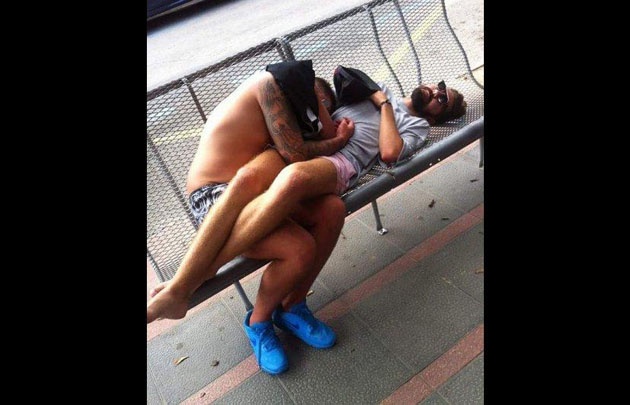 Así terminan los jovenes en Magaluf tras una noche de excesos.