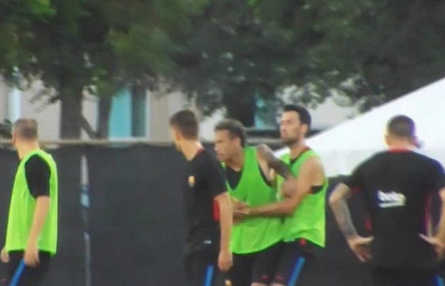 Neymar le dice de todo al lateral portugués,