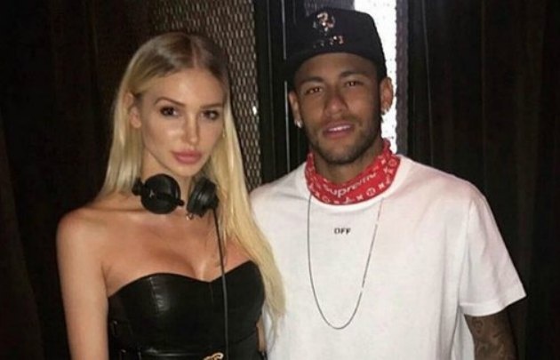 La música se mostró feliz junto a los futbolistas.