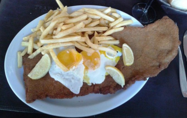 La tradicional milanesa completa de La Perla (Foto: Trip Advisor)