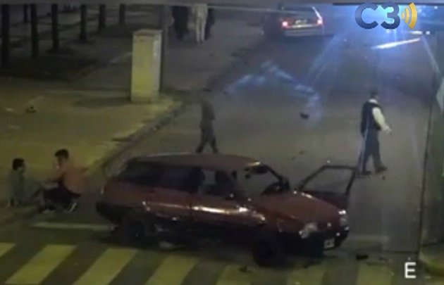 El tremendo choque se produjo en la intersección de 27 de Febrero y Necochea. 