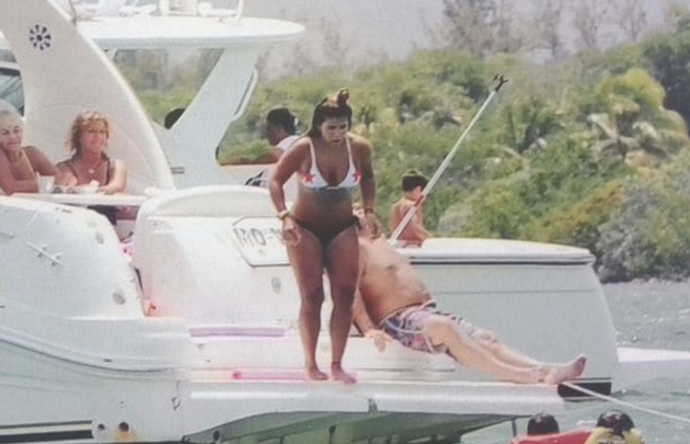 Gianinna disfruta de un paseo en yate.