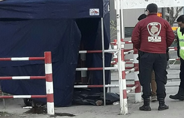 El joven fue encontrado en un paso nivel de Palermo Hollywood.