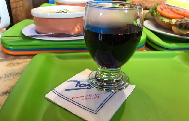 Tage ofrece vino caliente en el Cerro Catedral