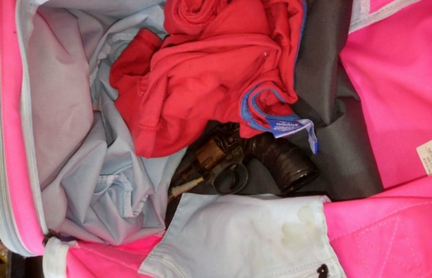 El arma fue descubierta durante la requisa, adentro de un bolso.