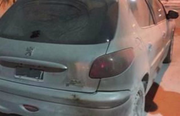 Así quedó el auto sobre el que cayó la bomba Molotov.