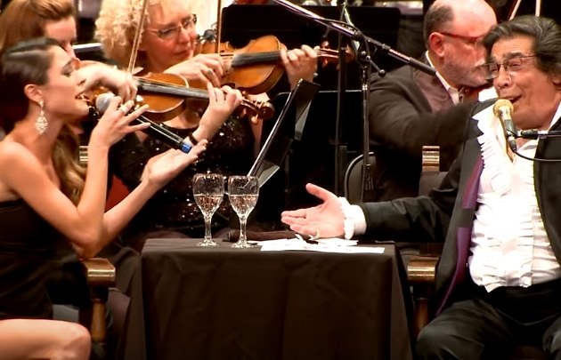 El cantante invitó a cantar a la ídola teen a su impresionante show.