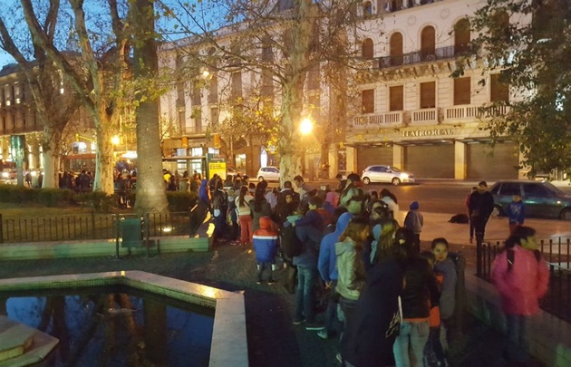Largas filas en la Plaza San Martín para ir a la Fiesta del Día del Niño.