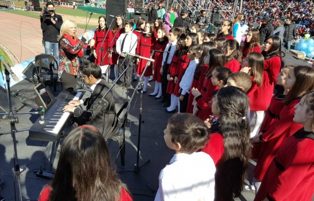 El Coro del Domingo Zípoli se lució con sus intervenciones.