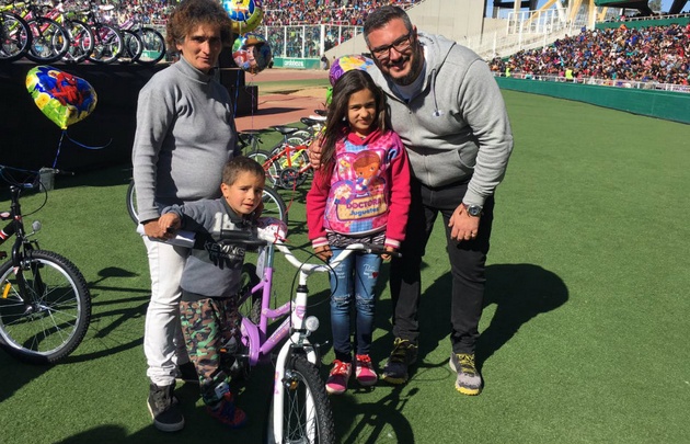 Los ganadores, contentos con sus premios.