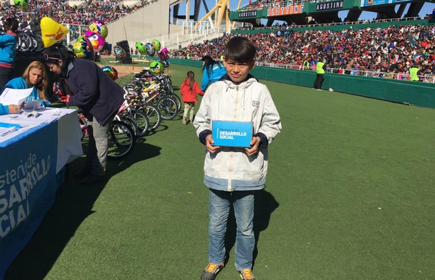 Los ganadores, contentos con sus premios.