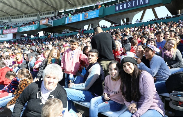 Grandes y chicos disfrutan del día soleado y los números artísticos.