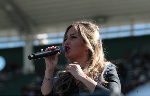 Karina actuó bajo el sol del mediodía