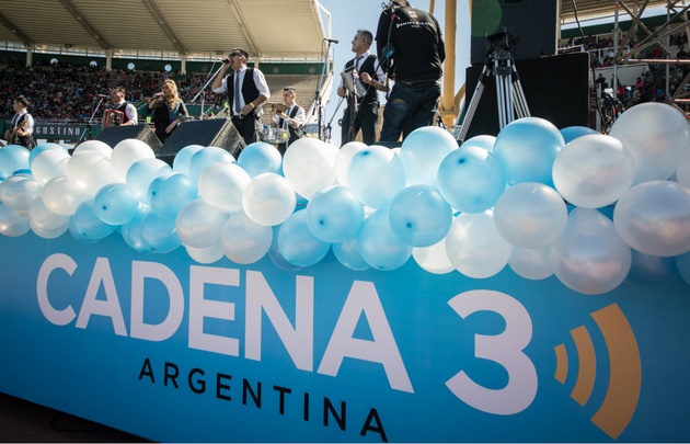 Karina actuó bajo el sol del mediodía.