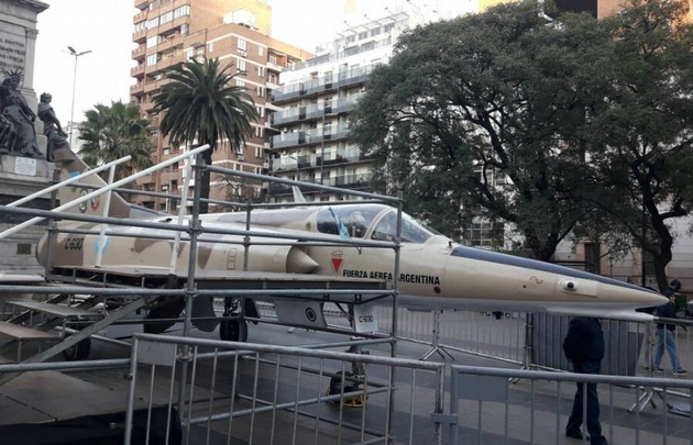 El Mirage ya ubicado en el lugar de la exhibición.