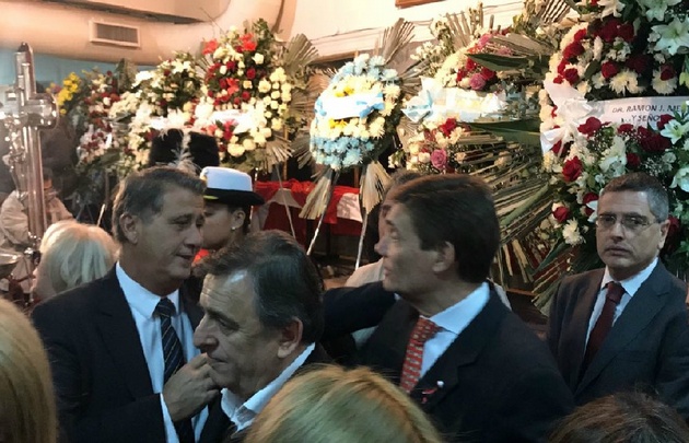 El saludo a los hijos de Angeloz en Casa Radical.