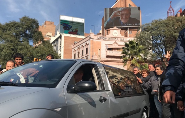 Una multitud en el cortejo fúnebre con los restos de Eduardo César Angeloz.