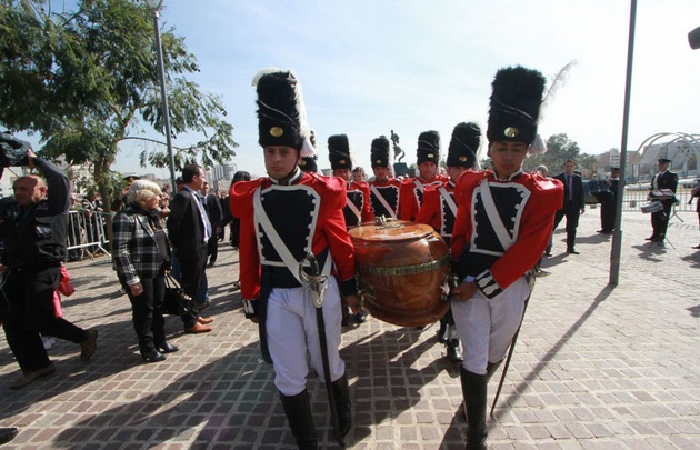 Los restos de Angeloz ingresan al Centro Cívico.