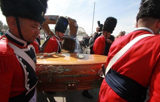 Los restos de Angeloz ingresan al Centro Cívico.