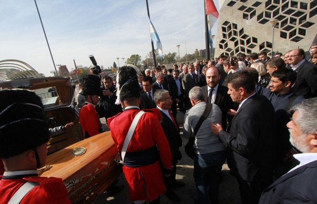 Los restos de Angeloz ingresan al Centro Cívico.